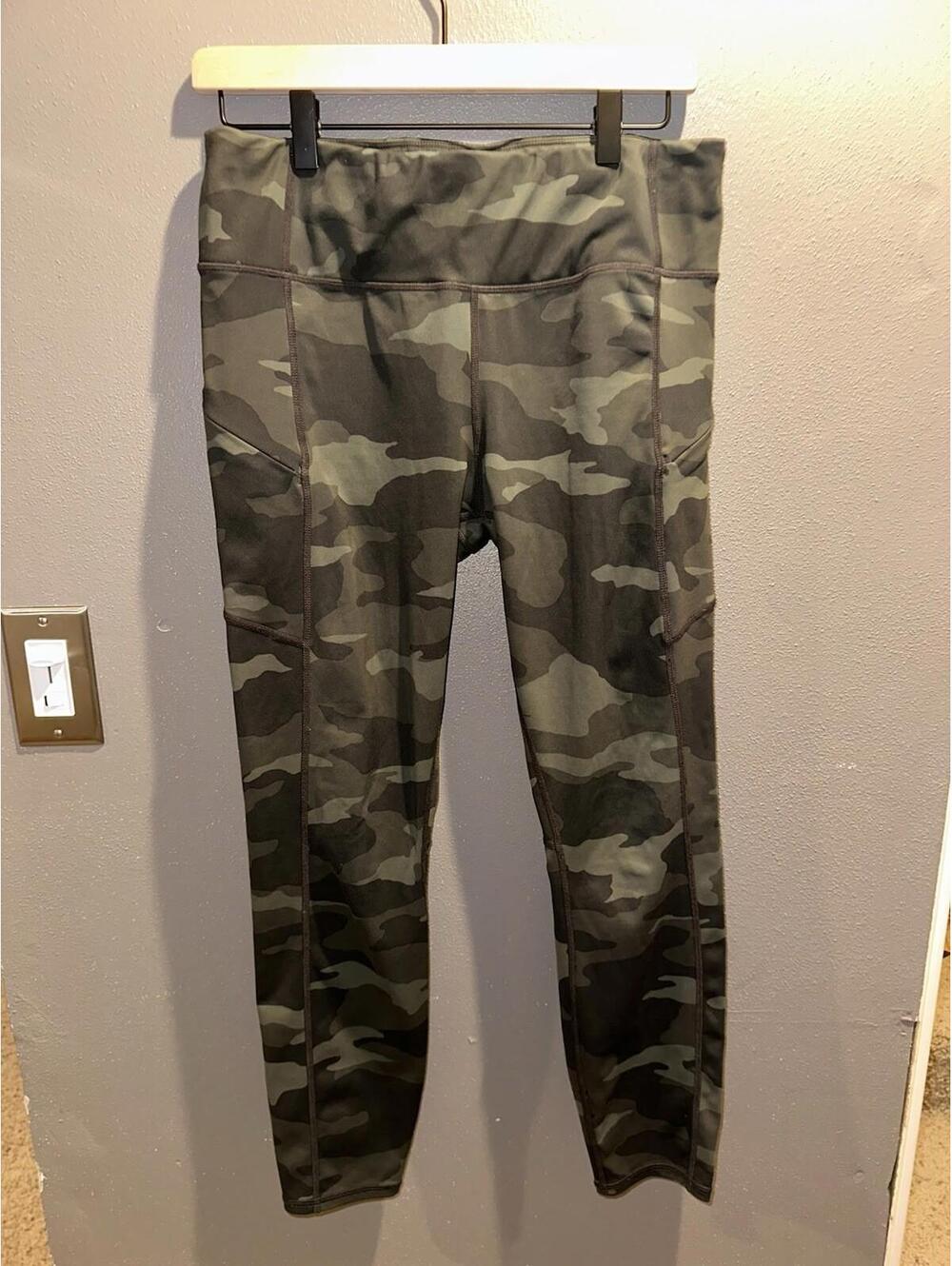 Athleta Women's Green Camo Ultimate Stash Pocket 7/8 Tight Leggings Size Medium